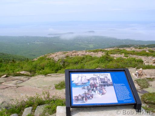 bar_harbor_06140021.JPG   -   Looking out from the summit of Cadillac mountain over the town of Bar Harbor and offshore to the Porcupine Islands
