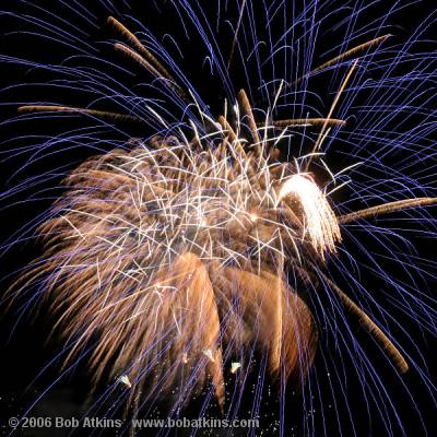 fireworks_IMG_0192s.JPG   -   Canon EF 17-85/4-5.6 IS USM
<br><br>
Keywords: fireworks, celebration, July 4th, patterns, abstract
<BR><BR> 