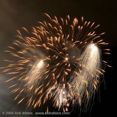 fireworks_IMG_0705s.JPG   -   Canon EF 17-85/4-5.6 IS USM
<br><br>
Keywords: fireworks, celebration, July 4th, patterns, abstract
<BR><BR> 