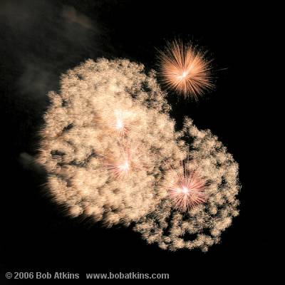 fireworks_IMG_0740s.JPG   -   Canon EF 17-85/4-5.6 IS USM
<br><br>
Keywords: fireworks, celebration, July 4th, patterns, abstract
<BR><BR> 